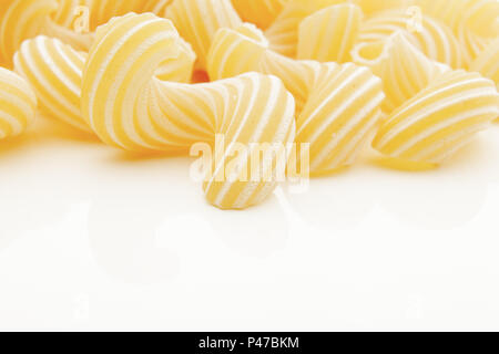 Groupe de pâtes macaronis sur fond blanc Banque D'Images