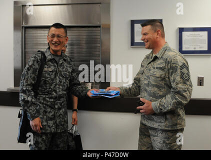 Adjudant-chef Katsumi Yamazaki, Senior Advisor enrôlé des Forces de défense aérienne japonaise, et le sergent-chef en chef James Wolverton, surintendant 168e Escadron de préparation logistique, de l'Alaska ANG, échanger des cadeaux ici à Eielson AFB, Alaska, le 14 juin 2016. WO Yamazaki, de concert avec les forces de l'air américaine et JASDF Commandement du Pacifique, les dirigeants ont été enrôlés à Eielson à observer drapeau rouge-Alaska (RF-A) 16-2 activités, et d'entrer en contact avec de nombreux organismes de soutien qui s'occupent de l'intérieur et l'Alaska exercice d'entraînement. (U.S. Photo de la Garde nationale aérienne capitaine principal Sgt. Paul Mann). Banque D'Images