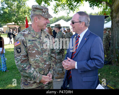 Le lieutenant-général James McConville, de l'armée américaine sous-chef du personnel, G-1 et ancien commandant de la 101st Airborne Division parle à M. Jack Turner l'aide civile à la secrétaire de l'armée du Tennessee (ouest) à la porte 4 Cérémonie de commémoration à Fort Campbell, Kentucky, le 28 juin 2016. Gate 4 a été renommée en l'honneur de Clarissa Ann Jackson "T.C." Freeman qui était un civil assistant du secrétaire de l'Armée de Central Florida et en partisan de l'armée et Fort Campbell pendant 30 ans. Porte 4 sera maintenant connu sous le nom de T.C. Freeman Gate. "T.C." est décédé le 19 mai 2016 à l'âge de 83 ans. Banque D'Images