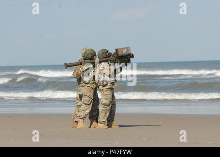 Trois soldats de la batterie de l'écho, 3e Bataillon, 4e Régiment d'artillerie de défense aérienne, de se préparer à tirer un lanceur de missiles Stinger pendant un exercice d'entraînement qui comprenait des Marines (Camp Lejeune, N.C le mardi 7 juin 2016. L'exercice de tir réel permet aux deux unités afin d'aiguiser leurs compétences pour assurer la défense aérienne à courte portée dans n'importe quel environnement. (U.S. Photo de l'armée par le Capitaine Richard Dickson) Banque D'Images