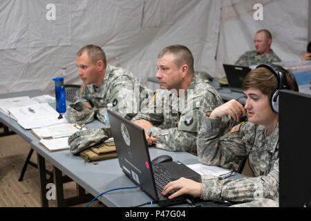 La 34th combat Aviation Brigade effectue une mise à jour du commandant du CPOF au Camp Ripley, Minnesota, le 21 juin 2016. La brigade coordonne les communications avec le 2-147th Assault Helicopter Battalion et le 834th Aviation support Battalion, fournissant des mises à jour sur les opérations aériennes, le commandement et le contrôle, et la connaissance de la situation. L’exercice comprend la planification des vols, la coordination des unités, l’état de préparation à la mission, le soutien opérationnel et l’intégration des ressources aéronautiques pour les activités annuelles de formation de la Garde nationale de l’Armée de terre. Banque D'Images