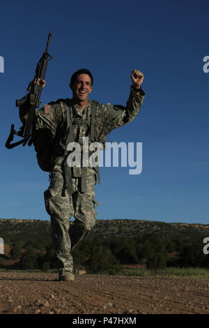 La 21st Ordnance Company (EOD) est une unité d'élimination des munitions explosives de l'armée des États-Unis affectée au 71st Ordnance Group. L'image d'archive documente une marche franche lors de l'événement final de la 71e compétition de l'équipe de l'année EOD à Fort Carson, Colorado, le 16 juin 2017, évaluant l'endurance et les compétences techniques. Banque D'Images