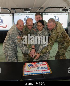 Les soldats de l'armée américaine, le général Paul Benenati (extrême gauche), le Brig. Bgén Chris Gentry (à gauche), de PFC. Glenda Aguilar (milieu), Brig. Le général Brently White (droite) et Brigue. Le général Aaron T. Walter (à droite) prendre la première coupe à la 241e anniversaire gâteau de l'armée le 14 juin 2016 à Fort Hunter Liggett, en Californie au cours de la au cours de la 91e Divisions Formation Formation Soutien au combat de l'exercice. (U.S. Photo de l'Armée Le lieutenant Kevin Braafladt 1er, 91e Division de la formation aux affaires publiques.) # 91TDCSTX2016 Banque D'Images