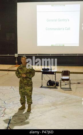 US Réserve de l'Armée Le Colonel Michael Peeters, soldat de la 91e Division de la formation du Directeur de Cabinet prépare les soldats présents pour un "appel" des commandants qui sera conduite par le brig. Bgén Chris R. Gentry, la 91e Division Formation Commandant général. Les commandants d'un appel est destiné à préciser les attentes et les commandants pour créer une image opérationnelle commune dans ce cas au cours de la 91e Division de formation Soutien au combat de l'exercice de formation (CSTX) 91-16-02. Qui a eu lieu à Fort Hunter Liggett, Californie le 7 juin 2016. (U.S. Photo de l'Armée Le lieutenant 1 Kevin Braafladt, 91e Division Formation Affaires Publiques Banque D'Images