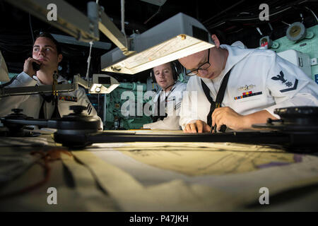 160625-N-DQ840-064 OCÉAN ATLANTIQUE (25 juin 2016) marins tracer la voie que le dock de transport amphibie USS San Antonio (LPD 17) départs Naval Station Norfolk. San Antonio est déployé avec le groupe amphibie Wasp pour appuyer les opérations de sécurité maritime et les efforts de coopération en matière de sécurité dans le théâtre américain dans la flotte de 5ème et 6ème zones d'opération. (U.S. Photo par marine Spécialiste de la communication de masse 2e classe Adam Austin/libérés) Banque D'Images