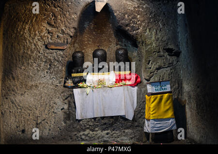 SHIVA LINGAMS trois à l'intérieur du sanctuaire hindou Goa Gajah également connu sous le nom de ELEPHANT CAVE, 9e siècle - UBUD, BALI, INDONÉSIE Banque D'Images