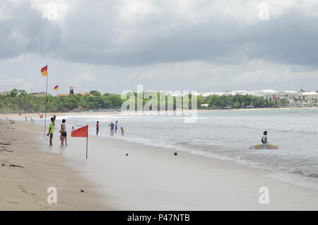 Interdit la baignade signe à Kuta Beach, Bali, Indonésie Banque D'Images