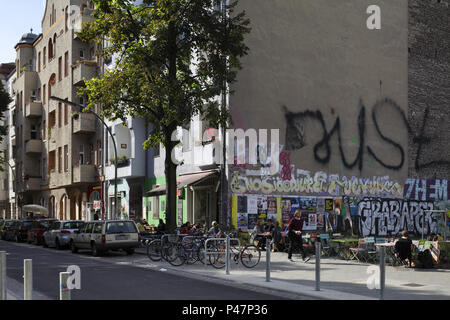 Berlin, Allemagne, les vieux bâtiments et mur de feu dans l'Weichselstrasse à Berlin-Neukoelln Banque D'Images