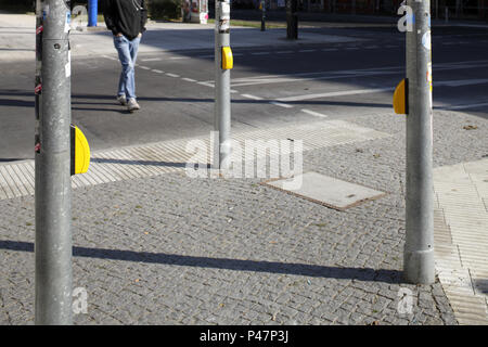 Berlin, Allemagne, trois mâts avec feux de circulation sur la rue Warschauer Strasse à Berlin-Friedrichshain Banque D'Images