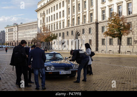 Sofia, Bulgarie, l'épouse, c'est filmé dans le cabriolet, derrière elle le Conseil des ministres et la banque centrale bulgare sur le Boulevard Tsar Osvoboditel Banque D'Images