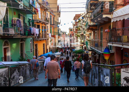 Regardant vers le bas sur une scène sur l'après-midi animé Manarola rue principale sur un bel après-midi, Cinque Terre Banque D'Images