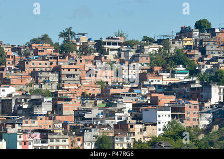 RIO DE JANEIRO, RJ - 02/12/2014 : CLIMA TEMPO - Vista do Morro da Mangueira, zona norte da Cidade na manhã desta mercredi, o predomínio será de tempo aberto aucune Grande Rio. Nuvens mais carregadas devem se formar nas seulement áreas de serra, mas na capital e em grande parte do litoral, o sol vai brilhar forte e não há previsão de karimaxi. Minima de 19 e máxima de graus 35 . (Foto : Celso Pupo / Fotoarena) Banque D'Images