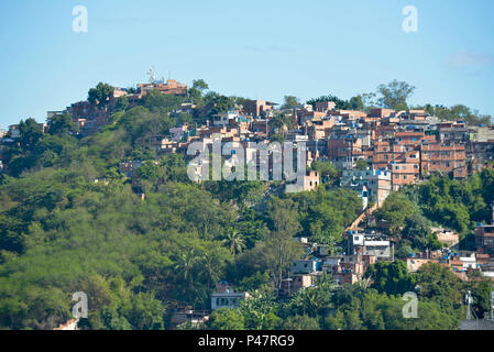 RIO DE JANEIRO, RJ - 02/12/2014 : CLIMA TEMPO - Vista do Morro da Mangueira, zona norte da Cidade na manhã desta mercredi, o predomínio será de tempo aberto aucune Grande Rio. Nuvens mais carregadas devem se formar nas seulement áreas de serra, mas na capital e em grande parte do litoral, o sol vai brilhar forte e não há previsão de karimaxi. Minima de 19 e máxima de graus 35 . (Foto : Celso Pupo / Fotoarena) Banque D'Images