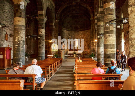 Les touristes assis tranquillement à l'intérieur St Margaret historique de l'Église d'Antioche, Vernazza, Cinque Terre, Italie Banque D'Images