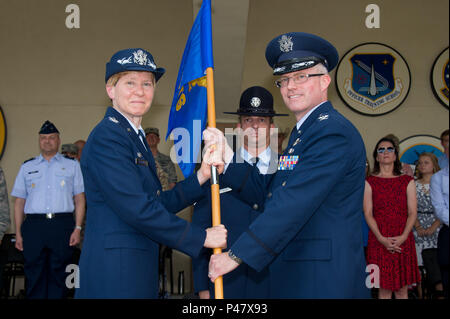 Maxwell AFB, Ala. - Colonel Patricia D. Hoffman, Commandant, Jeanne M. Holm Centre pour le développement des adhésions et des citoyens, préside l'École de formation au cours de la cérémonie de passation de commandement de la classe 16-07'S OTS au rassemblement de fin de champ de parade Welch, le 17 juin 2016. Le Colonel Scott M. Lockwood, Commandant sortant, l'OTS, a reçu la Légion du Mérite et a agi comme le défilé de l'hôte. Le colonel Stephen P. Frank, commandant entrant, a pris le commandement. Le sergent-chef Jeremy Miller a servi de support guidon. (Photo par Melanie Rodgers Cox/libérés) Banque D'Images