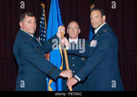 Maxwell AFB, Ala. - Major-général Timothy Leahy, vice-commandant, Air University, présente le guidon de la Thomas N. Barnes a fait appel à l'Éducation Centre de nouveau commandant Le Colonel Jason Hanovre lors de la cérémonie de prise de commandement, le 20 juin 2016. Le guidon porteur pour la cérémonie était le sergent-chef Earl Hannon, surintendant, Centre de Barnes. (Photo par Bud Hancock/libérés) Banque D'Images