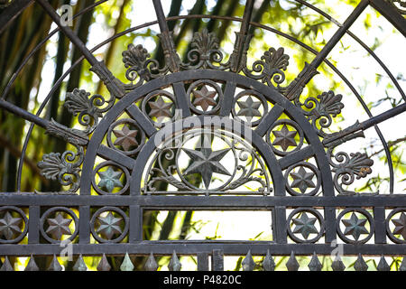 RIO DE JANEIRO, RJ - 15/01/2015 : PORTAIL DA ESCOLA DE BELAS ARTES IMPÉRIALE - Detalhe. Portal da Escola de Belas Artes Impériale(ancien portail de l'Académie des beaux-arts), aucun ne l'intérieur fica Jardim Botânico, na zona sul, pas de Rio de Janeiro, RJ. Un antiga Real Academia de Belas Artes, foi un primeira obra do arquiteto Granjean de Montigny integrante da missão artística francesa e responsável pela introducão Neoclássico n'estilo na arquitetura brasileira. Portail apresenta O em relevo de autoria de terracota, Zeferino Ferrez. O prédio da Academia foi demolido em 1938, restando este portal frontale remontado n Banque D'Images