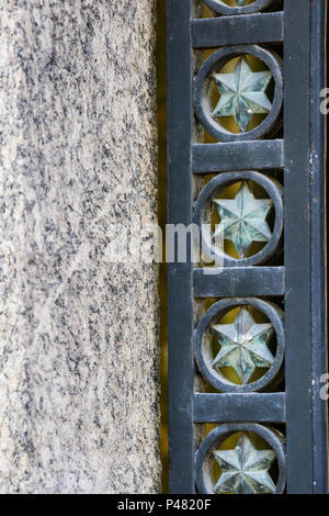 RIO DE JANEIRO, RJ - 15/01/2015 : PORTAIL DA ESCOLA DE BELAS ARTES IMPÉRIALE - Detalhe. Portal da Escola de Belas Artes Impériale(ancien portail de l'Académie des beaux-arts), aucun ne l'intérieur fica Jardim Botânico, na zona sul, pas de Rio de Janeiro, RJ. Un antiga Real Academia de Belas Artes, foi un primeira obra do arquiteto Granjean de Montigny integrante da missão artística francesa e responsável pela introducão Neoclássico n'estilo na arquitetura brasileira. Portail apresenta O em relevo de autoria de terracota, Zeferino Ferrez. O prédio da Academia foi demolido em 1938, restando este portal frontale remontado n Banque D'Images