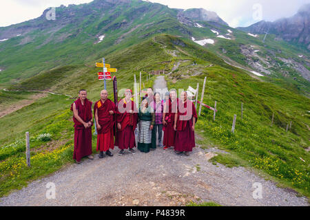 Moines bouddhistes tibétains en robes rouges, en Suisse Banque D'Images