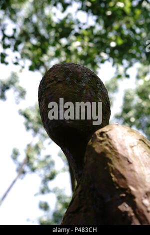 Bad Homburg, Allemagne - le 19 mai 2018 : La sculpture sans visage Melancholia I par artiste Hanneke Beaumont le 19 mai 2018 à Bad Homburg. Banque D'Images