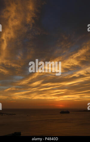 PUNTA DEL ESTE, ARACATI - 07/01/2015 : Pôr Do Sol - Punta del Este é uma cidade do no localizada Aracati, Departamento de Maldonado. Está entre os dez balneários de luxo mais famosos do mundo e é um dos mais charmosos oferecendo da América Latina, oceânicas praias tanto quanto de Rio. Foto de Pôr do Sol visto da Praia Mansa. Foto : André Chaco / Fotoarena (restriction : l'Amérique du Sud de l'homme uniquement) Banque D'Images