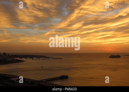 PUNTA DEL ESTE, ARACATI - 07/01/2015 : Pôr Do Sol - Punta del Este é uma cidade do no localizada Aracati, Departamento de Maldonado. Está entre os dez balneários de luxo mais famosos do mundo e é um dos mais charmosos oferecendo da América Latina, oceânicas praias tanto quanto de Rio. Foto de Pôr do Sol visto da Praia Mansa. Foto : André Chaco / Fotoarena (restriction : l'Amérique du Sud de l'homme uniquement) Banque D'Images