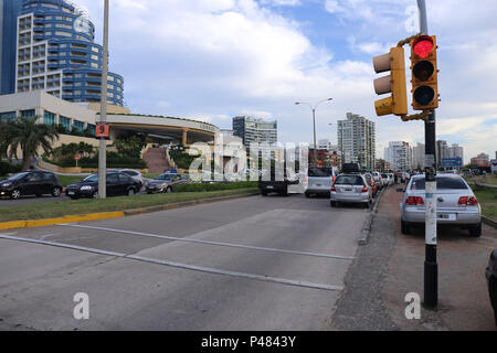 PUNTA DEL ESTE, ARACATI - 07/01/2014 : Hôtel Conrad - Localizado em um dos balneários plus sofisticados da América do Sul, Conrad Punta del Este Resort & Casino se posicionou desde a sua inauguração, já faz 17 anos, como o Cassino N° 1 da América Latina e o centro de entretenimentos mais importante da região. Foto : André Chaco / Fotoarena (restriction : l'Amérique du Sud de l'homme uniquement) Banque D'Images