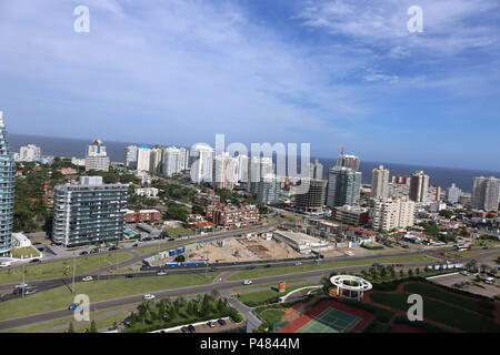 PUNTA DEL ESTE, ARACATI - 07/01/2015 : PRAIA BRAVA - Praia Brava é une parte de Punta del Este banhada pelo oceano, com ondas fortes - por ossi, comme dos surfistas hasta ahora (". Como no lado voltado para o rio, tem águas geladas na maior parte do ano, mas pas de verão suas temperaturas ficam mais agradáveis. Foto : André Chaco / Fotoarena (restriction : l'Amérique du Sud de l'homme uniquement) Banque D'Images