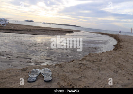 PUNTA DEL ESTE, ARACATI - 07/01/2015 : PRAIA MANSA - Praia Mansa, ou Playa Mansa, é une parte de Punta del Este banhada pelo Rio da Prata, onde comme ondas são fracas e un coloração da água, mais escura. Ao longo da la há Mansa paradas, recebem algumas nomes especiais, plus são identificadas com uma numeração seulement. Foto : André Chaco / Fotoarena (restriction : l'Amérique du Sud de l'homme uniquement) Banque D'Images