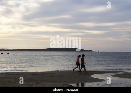 PUNTA DEL ESTE, ARACATI - 07/01/2015 : PRAIA MANSA - Praia Mansa, ou Playa Mansa, é une parte de Punta del Este banhada pelo Rio da Prata, onde comme ondas são fracas e un coloração da água, mais escura. Ao longo da la há Mansa paradas, recebem algumas nomes especiais, plus são identificadas com uma numeração seulement. Foto : André Chaco / Fotoarena (restriction : l'Amérique du Sud de l'homme uniquement) Banque D'Images