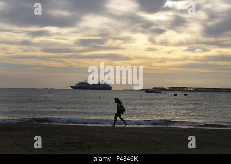 PUNTA DEL ESTE, ARACATI - 07/01/2015 : PRAIA MANSA - Praia Mansa, ou Playa Mansa, é une parte de Punta del Este banhada pelo Rio da Prata, onde comme ondas são fracas e un coloração da água, mais escura. Ao longo da la há Mansa paradas, recebem algumas nomes especiais, plus são identificadas com uma numeração seulement. Foto : André Chaco / Fotoarena (restriction : l'Amérique du Sud de l'homme uniquement) Banque D'Images