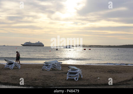 PUNTA DEL ESTE, ARACATI - 07/01/2015 : PRAIA MANSA - Praia Mansa, ou Playa Mansa, é une parte de Punta del Este banhada pelo Rio da Prata, onde comme ondas são fracas e un coloração da água, mais escura. Ao longo da la há Mansa paradas, recebem algumas nomes especiais, plus são identificadas com uma numeração seulement. Foto : André Chaco / Fotoarena (restriction : l'Amérique du Sud de l'homme uniquement) Banque D'Images