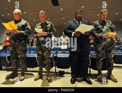 De gauche, commande de la Marine américaine Master Chief Peter Grundy, le Master Chief Petty Officer of Naval Construction Battalion Center Gulfport ; le lieutenant Cmdr. Ed Brown, un aumônier avec le 20ème Groupe de préparation Seabee ; Warren Conway, un avocat d'effectuer en tant qu'invité le président et le Capitaine Ed Brown, commandant du bataillon de construction navale et le 20e Centre de préparation Seabee suivez le long de leurs programmes au cours d'un Martin Luther King Jr. de célébrations au centre naval Construction Battalion Gulfport de Gulfport, Mississippi, 12 janvier 2010. Banque D'Images