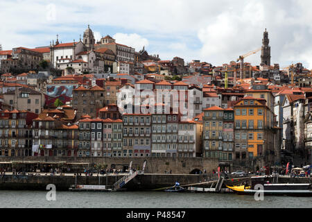 Terrasses de café le long du bord de la rivière Douro, Porto Portugal Banque D'Images