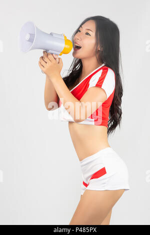 Asian girl smiling crier avec haut-parleur, les filles cheer la balle annonçant mégaphone, Cheer girl coupe du monde, jolie, belle filles cheerlea élégant Banque D'Images