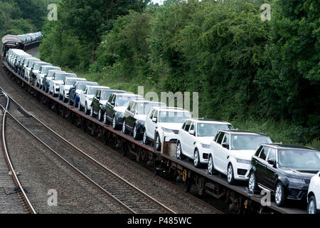 Nouveau Land Rover voitures transportées par rail, Warwickshire, England, UK Banque D'Images