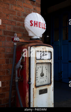 Ancienne pompe à essence Shell, Upton-upon-Severn, Worcestershire, Angleterre, RU Banque D'Images