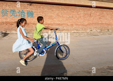 Les enfants jouent sur location dans petit village, Hamaba Zu, Mongolie intérieure, Chine, Mongolie intérieure, Chine Banque D'Images