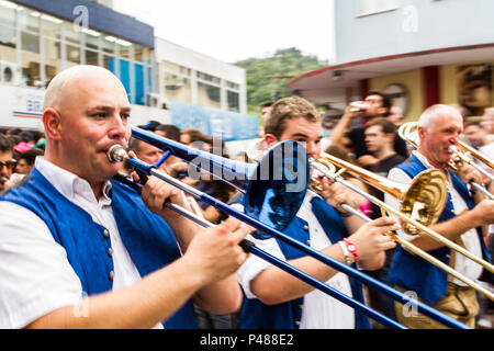 Oktoberfest 2012 Desfile Oficial da na Rua XV de Novembro. SC/Blumenau, Brésil - 20/10/2012. Foto : Ricardo Ribas / Fotoarena Banque D'Images