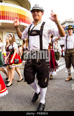 Oktoberfest 2012 Desfile Oficial da na Rua XV de Novembro. SC/Blumenau, Brésil - 20/10/2012. Foto : Ricardo Ribas / Fotoarena Banque D'Images