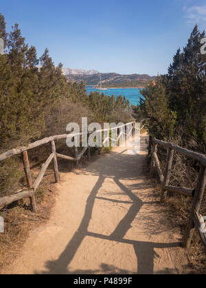 Sentier avec balustrade de bois de Spiaggia di Punta Est à Capo Coda Cavallo sur l'île italienne de Sardaigne Banque D'Images