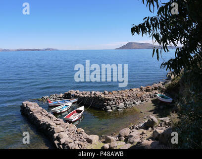 Voile à l'abri dans le petit port de l'île de Taquile sur le lac Titicaca au Pérou Banque D'Images