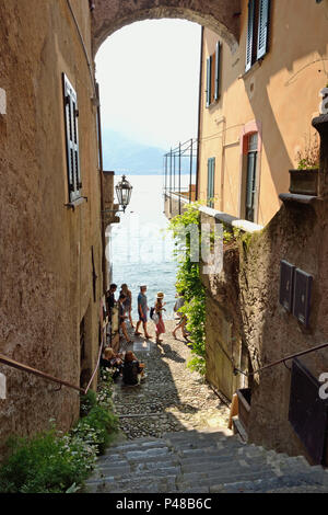 Rue étroite à Varenna sur le lac de Côme, Lecco, Lombardie, Italie Banque D'Images