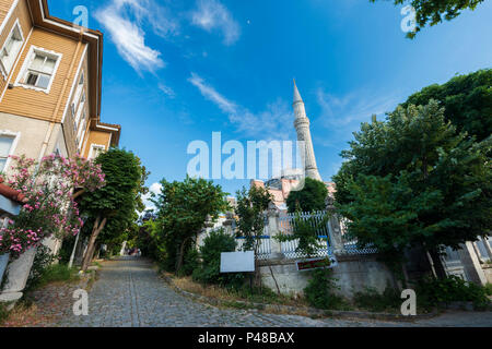 Rue de la fontaine froide ou Sogukcesme Sokagi est une petite rue avec des maisons en bois historique dans un pouf. Musée Sainte Sophie et la mosquée-à Banque D'Images