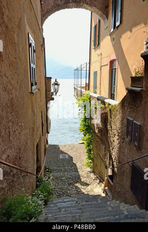 Rue étroite à Varenna sur le lac de Côme, Lecco, Lombardie, Italie Banque D'Images