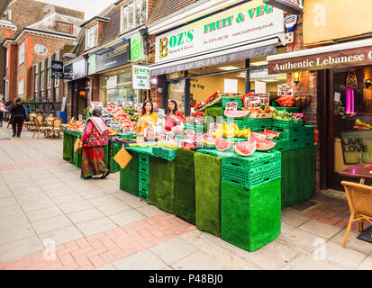 Les fruits et légumes à l'extérieur de l'affichage du Boz, un marchand de légumes traditionnels shop à l'Église, Chemin de Woking, Surrey, une ville dans le sud-est de l'Angleterre, Royaume-Uni Banque D'Images