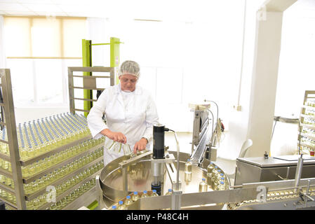 Femme âgée dans une usine pour la production de médicaments - profession dans le domaine des soins de santé Banque D'Images