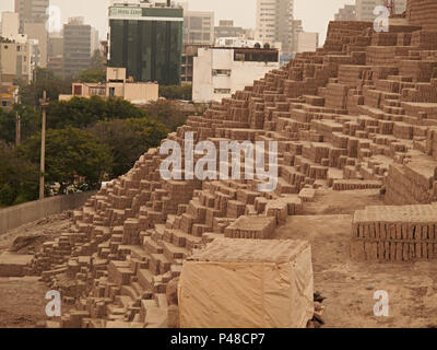 L'argile briques de adobe ad 200-700 Huaca Pucllana à Miraflores Lima Pérou Banque D'Images