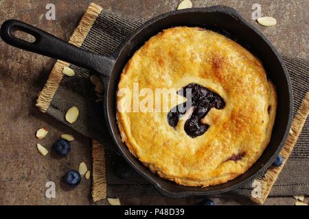 Le jour de Pi fait maison spécial tarte aux bleuets cuit dans une poêle, overhead view Banque D'Images