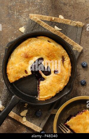 Poêle maison cuit tarte aux bleuets tranches de vue aérienne / Pi day Food Banque D'Images